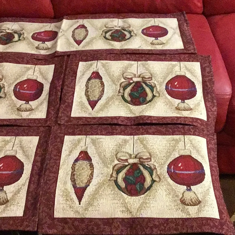 Christmas set: 1 runner & 4 placemats, like new!